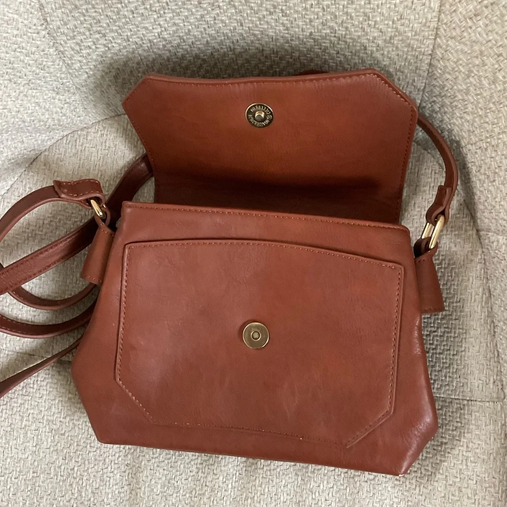 Tan Leather Crossbody Bag Tassel Detail & lots of Pockets - Adjustable Strap 👜 - Picture 4 of 8